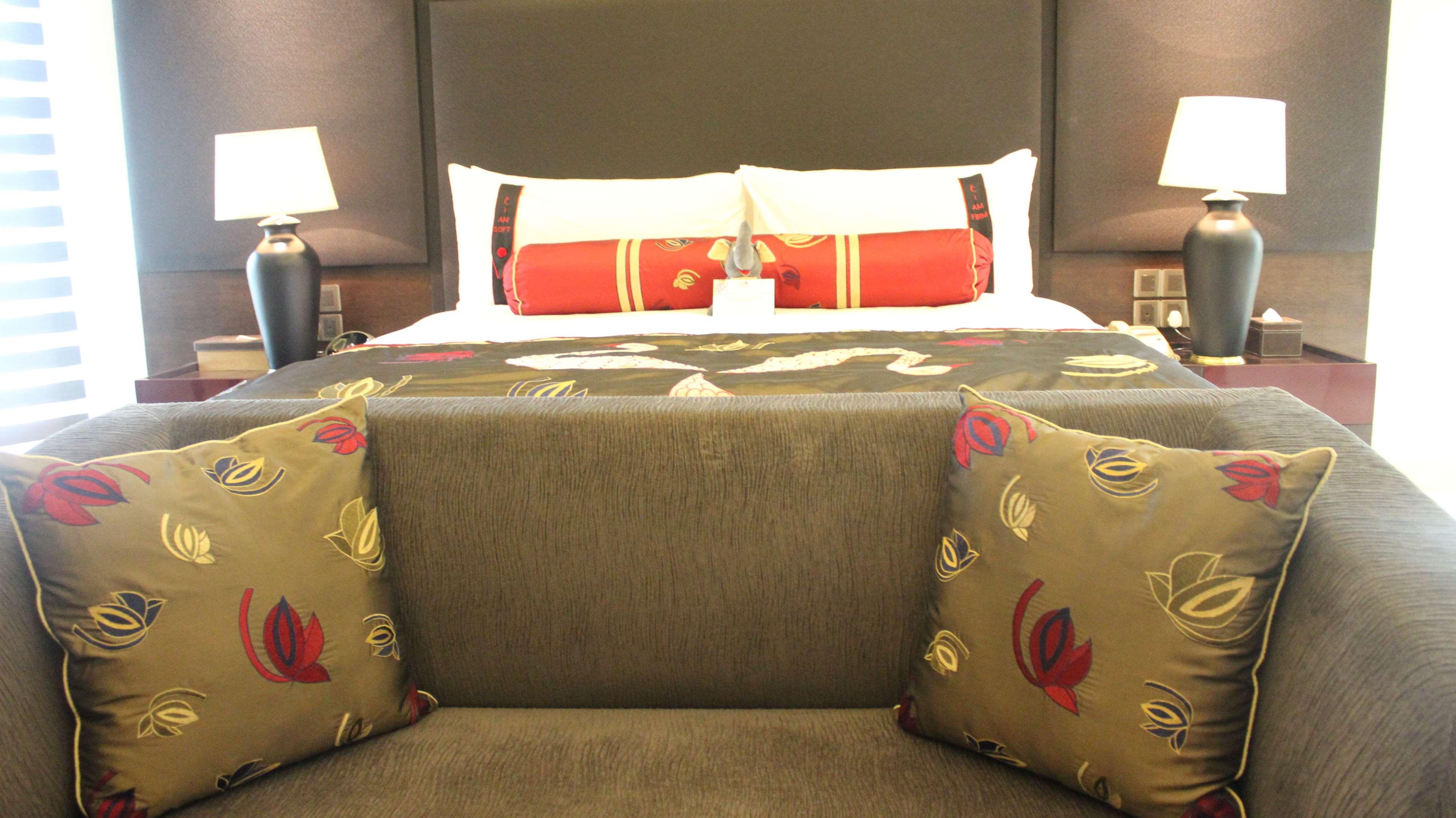The Lalit New Delhi Hotel Exterior photo A bed