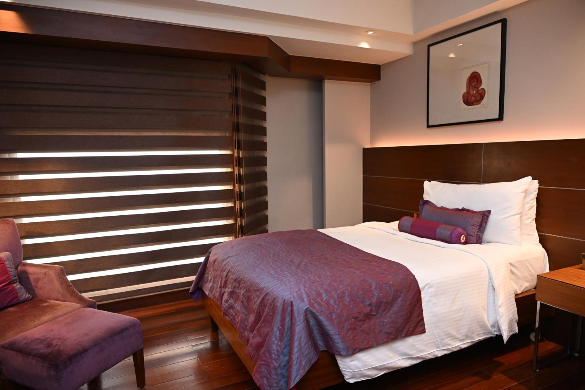The Lalit New Delhi Hotel Exterior photo A bedroom at the hotel